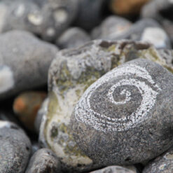 Postkarte - Stein mit Spirale