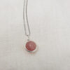 Halskette mit Edelsteinanhänger (Erdbeerquarz)