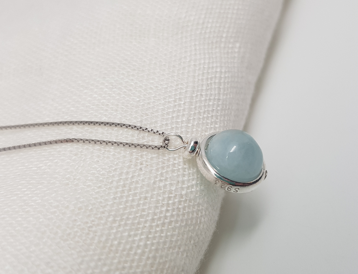 Halskette mit Edelsteinanhänger (Aquamarin) – Bild 2