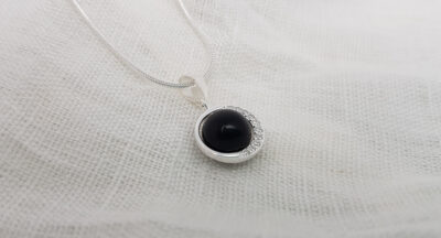 Halskette mit Edelsteinanhänger (Obsidian)