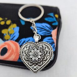 Alternative view of Schlüsselanhänger "Herzmandala"