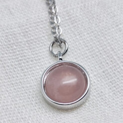 Alternative view of Halskette mit Edelsteinanhänger (Rosenquarz)