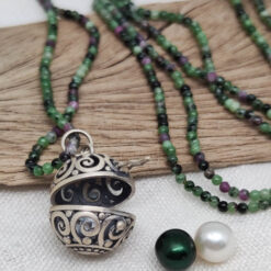 Alternative view of Steinkette "Fein im Hier" (Medaillonkugel)