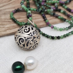 Steinkette "Fein im Hier" (Medaillonkugel)